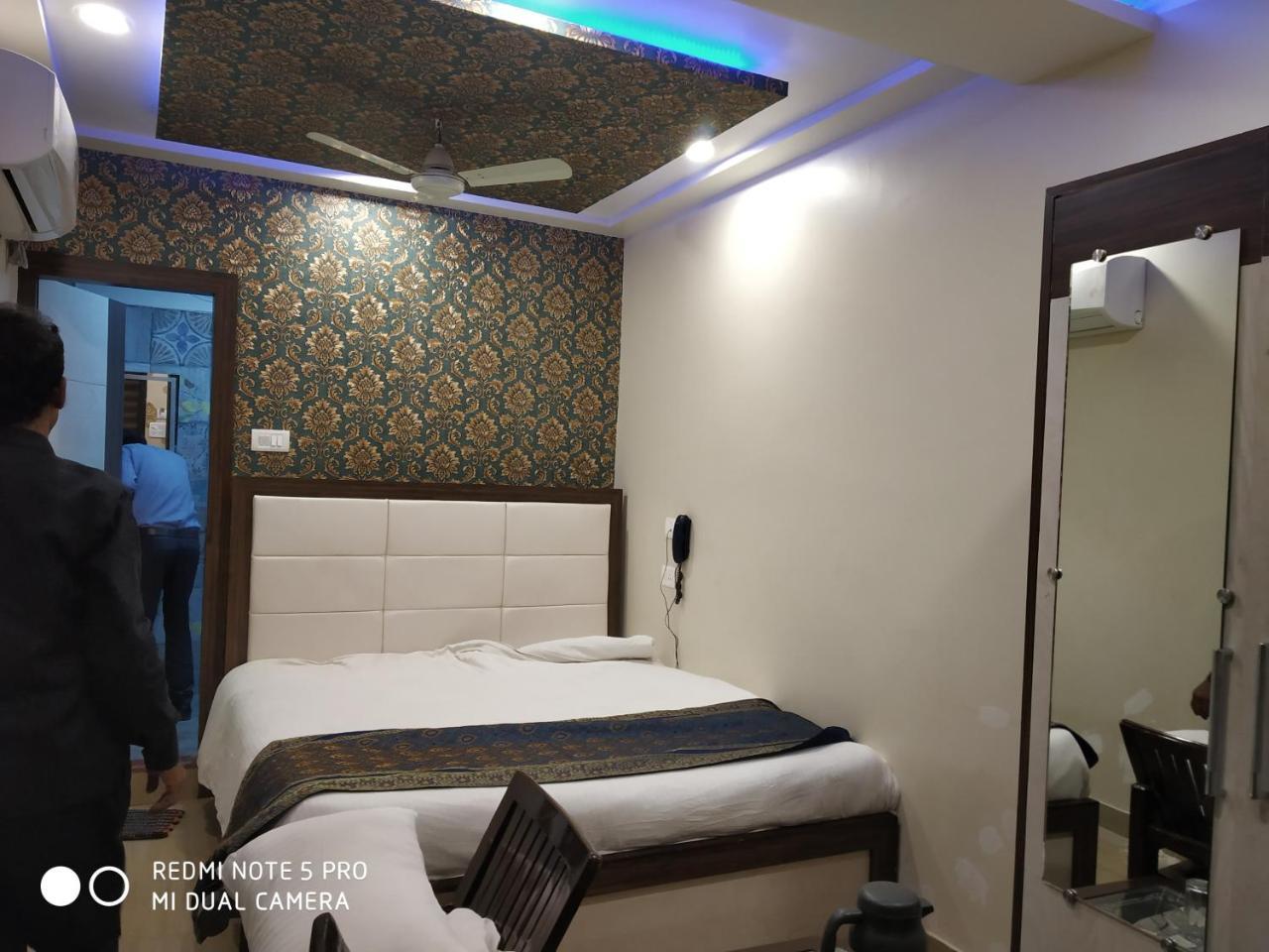 Hotel Aadesh Palace Varanasi Exterior foto