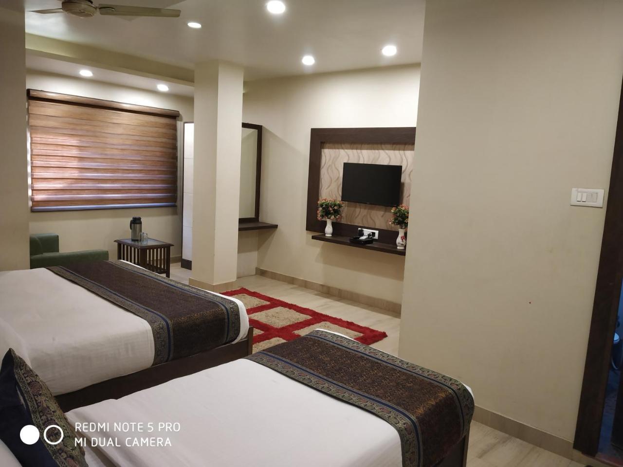 Hotel Aadesh Palace Varanasi Exterior foto