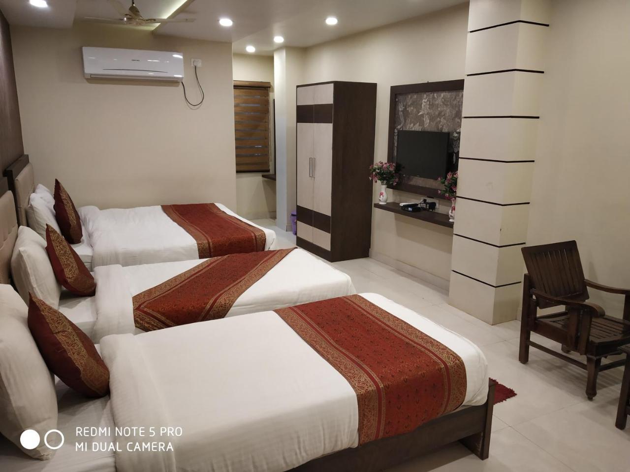 Hotel Aadesh Palace Varanasi Exterior foto