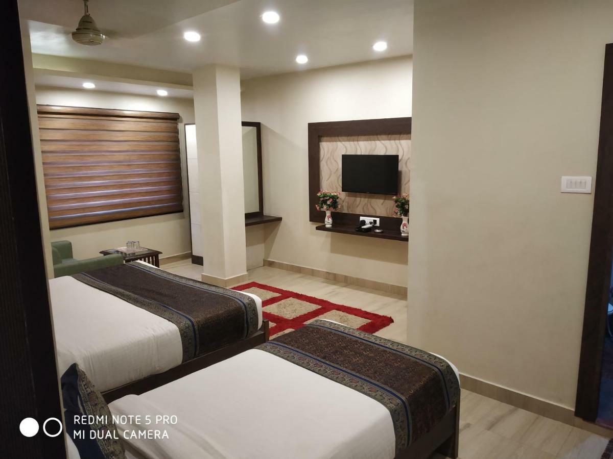 Hotel Aadesh Palace Varanasi Exterior foto