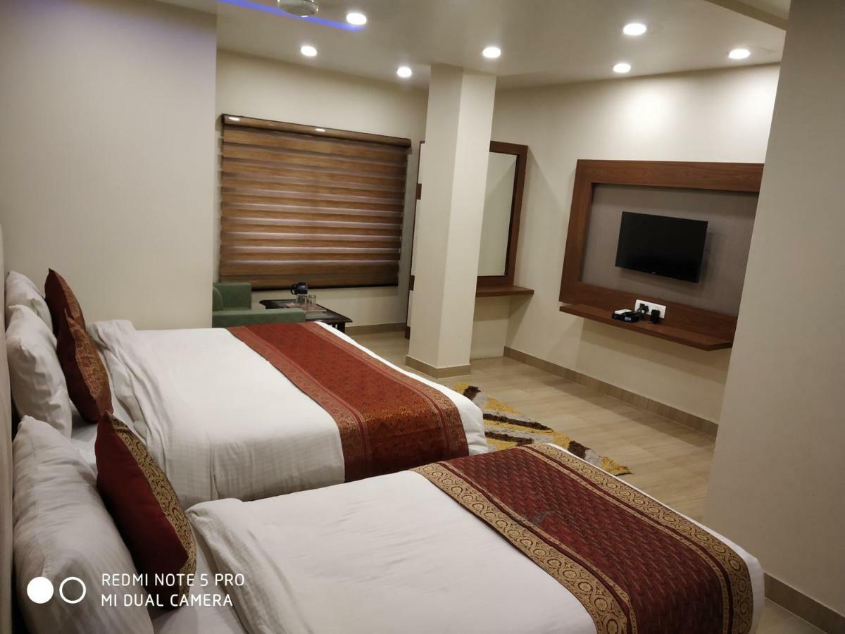 Hotel Aadesh Palace Varanasi Exterior foto