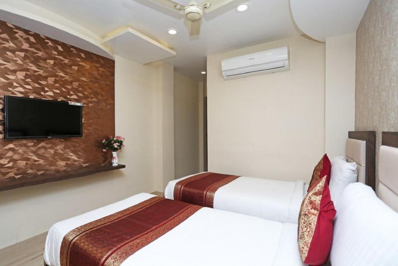 Hotel Aadesh Palace Varanasi Exterior foto
